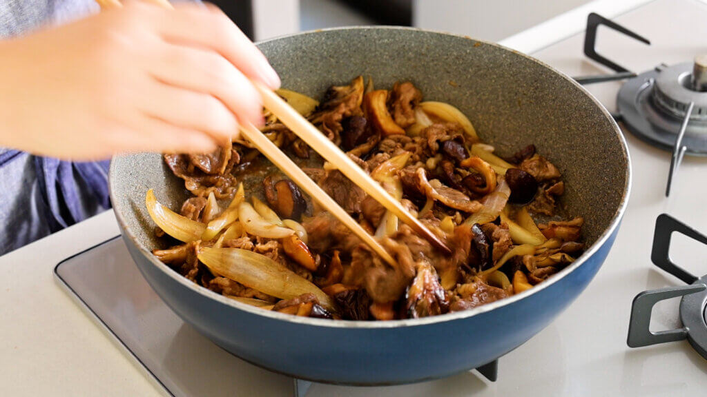 ジューシー＆スパイシー♩牛バラ肉ときのこの黒こしょう炒めのレシピと作り方。料理研究家・フードコーディネーター藤井玲子のレシピサイト。れこれしぴ