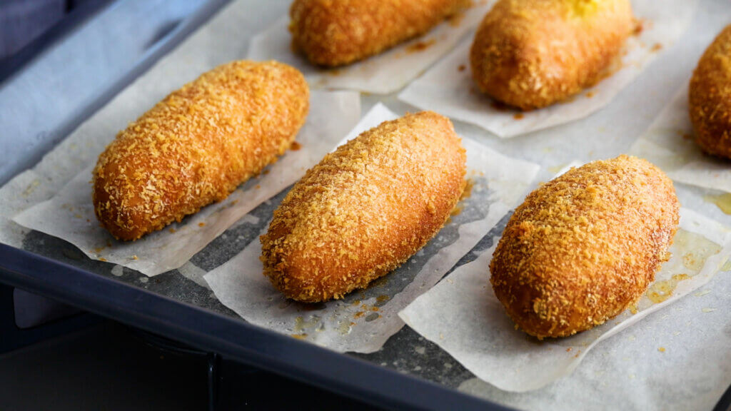 オーブンでサクサクジューシー！たまごサラダの揚げ焼きパンのレシピと作り方。料理研究家・フードコーディネーター藤井玲子のレシピサイト。れこれしぴ