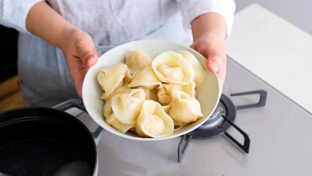 ぷりもち食感がクセになる！えびとれんこんの水餃子のレシピと作り方。料理研究家・フードコーディネーター藤井玲子のレシピサイト。れこれしぴ