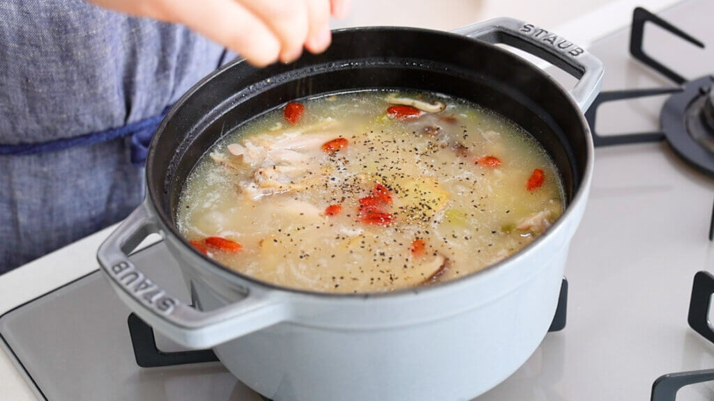 身体の芯まで温まる◎鶏手羽で作る簡単参鶏湯のレシピと作り方。料理研究家・フードコーディネーター藤井玲子のレシピサイト。れこれしぴ