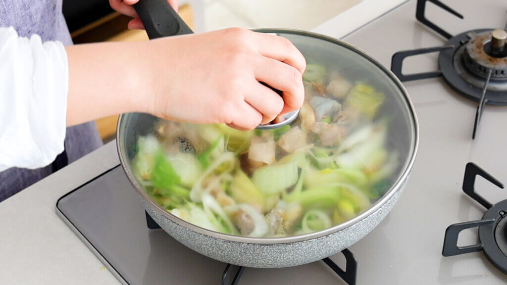 たっぷり生姜で温まる◎白菜とえびのとろみ炒めのレシピと作り方。料理研究家・フードコーディネーター藤井玲子のレシピサイト。れこれしぴ