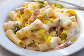 フライパンひとつで簡単◎爽やかレモンクリームパスタのレシピと作り方。料理研究家・フードコーディネーター藤井玲子のレシピサイト。れこれしぴ