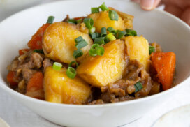 ３ステップで簡単◎フライパンで味しみ絶品肉じゃがのレシピと作り方。料理研究家・フードコーディネーター藤井玲子のレシピサイト。れこれしぴ