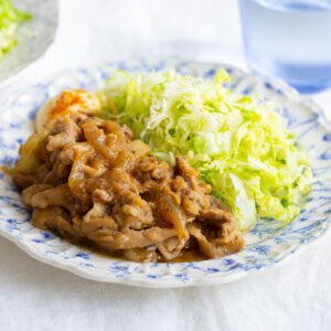 漬け込み不要◎黄金比だれで作る絶品生姜焼きのレシピと作り方。料理研究家・フードコーディネーター藤井玲子のレシピサイト。れこれしぴ