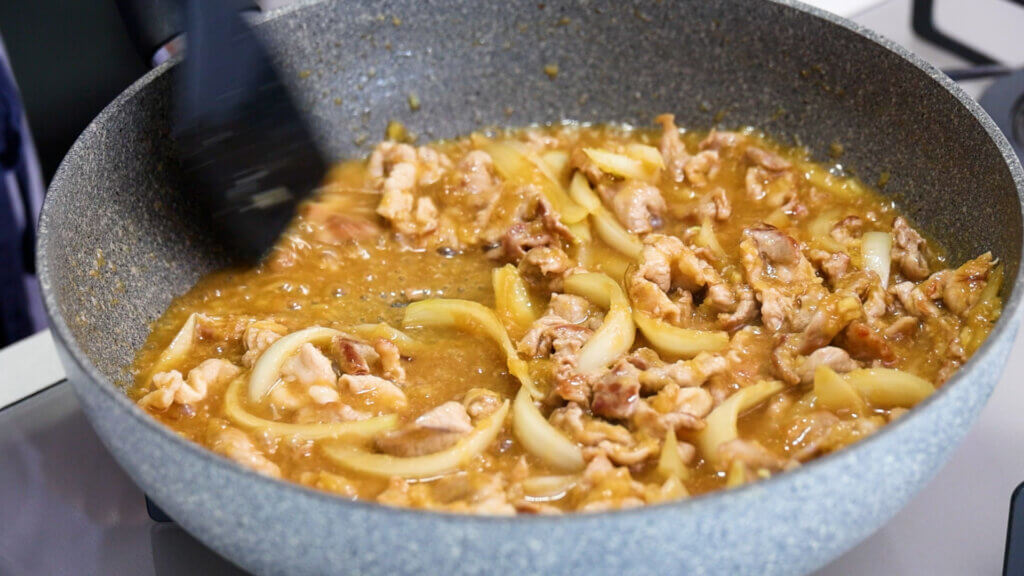 漬け込み不要◎黄金比だれで作る絶品生姜焼きのレシピと作り方。料理研究家・フードコーディネーター藤井玲子のレシピサイト。れこれしぴ