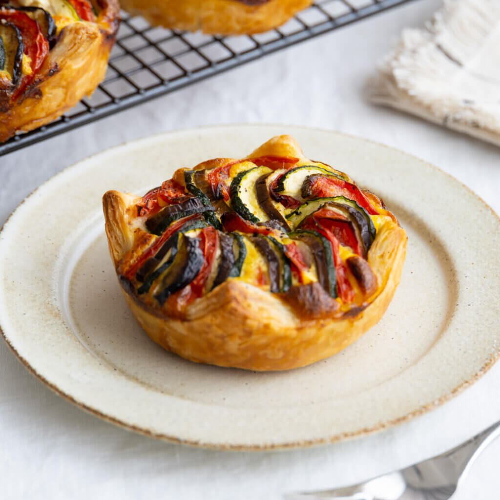 パイシートで簡単♩ブリキ型で作る夏野菜のキッシュのレシピと作り方。料理研究家・フードコーディネーター藤井玲子のレシピサイト。れこれしぴ