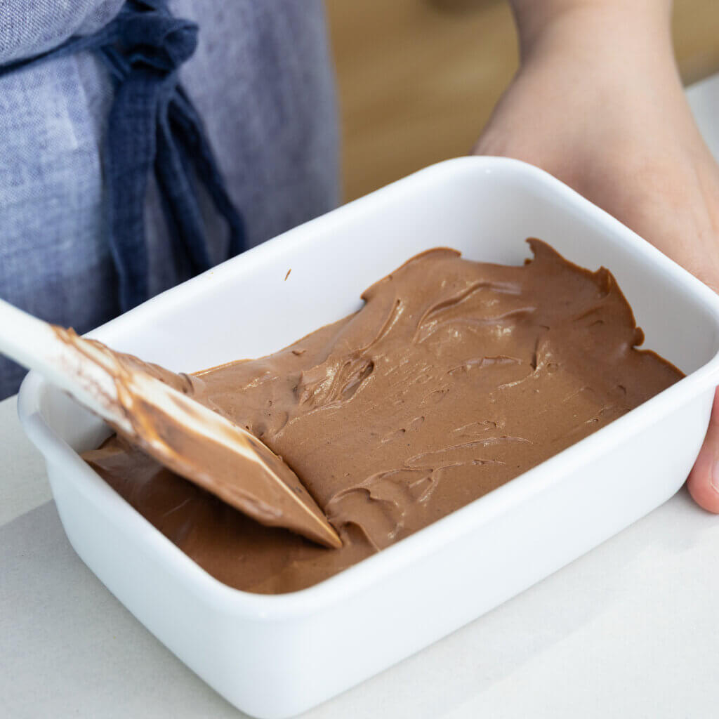 リッチな味わい◎アングレーズ仕立てのチョコレートアイスのレシピと作り方。料理研究家・フードコーディネーター藤井玲子のレシピサイト。れこれしぴ