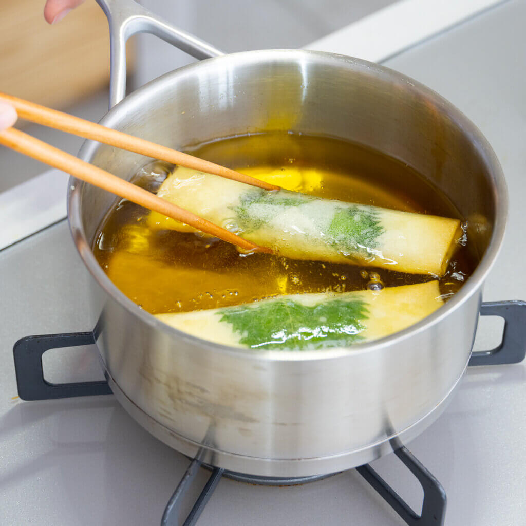 梅の酸味がアクセント♩ささみと香味野菜の春巻きのレシピと作り方。料理研究家・フードコーディネーター藤井玲子のレシピサイト。れこれしぴ