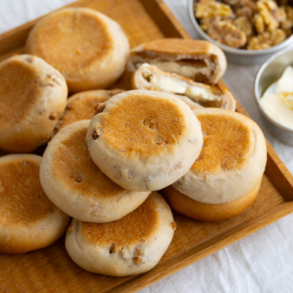 手のひらサイズ♩くるみとクリームチーズの平焼きパンのレシピと作り方。料理研究家・フードコーディネーター藤井玲子のレシピサイト。れこれしぴ