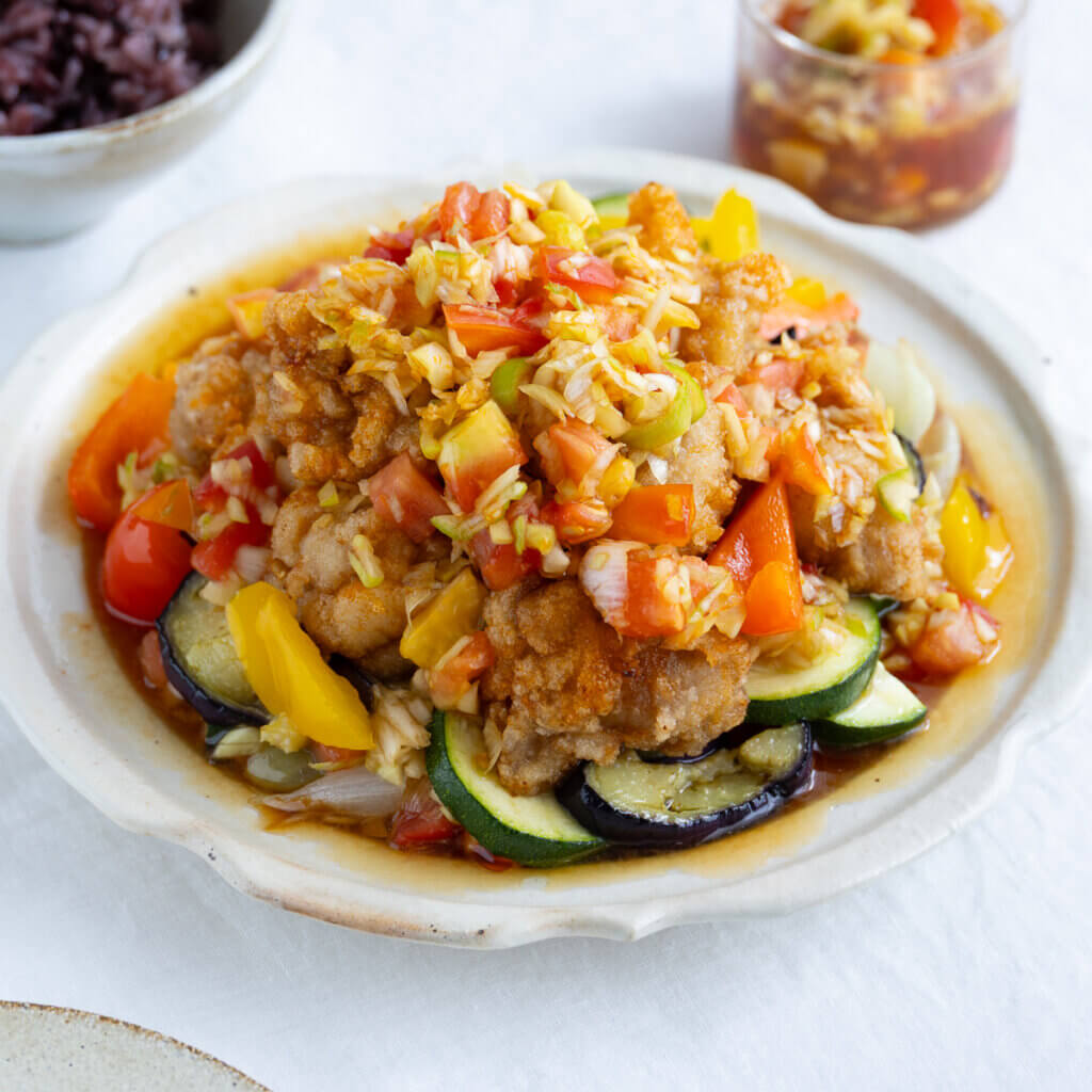 トマトだれでさっぱり！夏野菜の油淋鶏のレシピと作り方。料理研究家・フードコーディネーター藤井玲子のレシピサイト。れこれしぴ