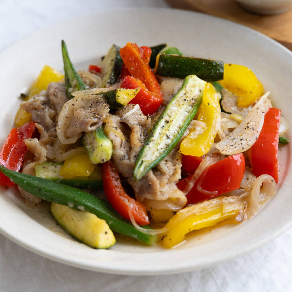 さっぱり美味しい◎夏野菜と豚肉のレモン塩麹炒めのレシピと作り方。料理研究家・フードコーディネーター藤井玲子のレシピサイト。れこれしぴ