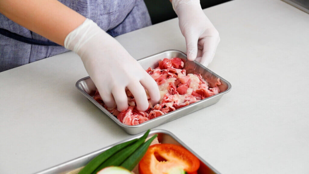 さっぱり美味しい◎夏野菜と豚肉のレモン塩麹炒めのレシピと作り方。料理研究家・フードコーディネーター藤井玲子のレシピサイト。れこれしぴ