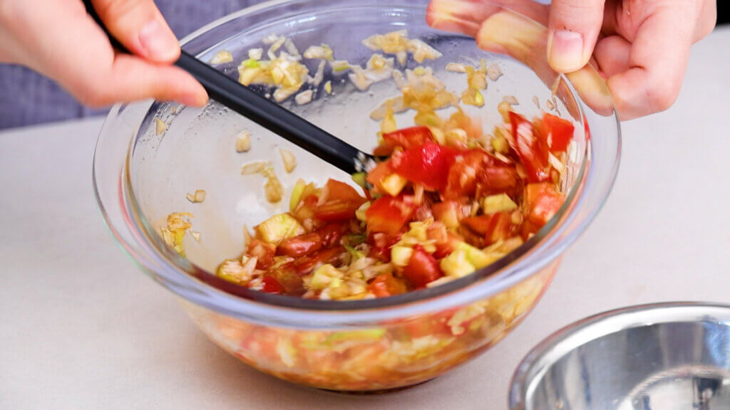 トマトだれでさっぱり！夏野菜の油淋鶏のレシピと作り方。料理研究家・フードコーディネーター藤井玲子のレシピサイト。れこれしぴ