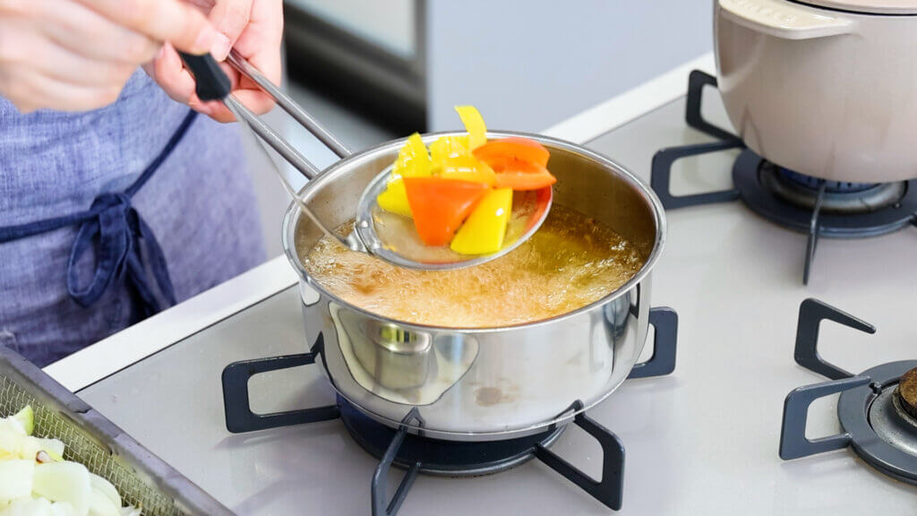 トマトだれでさっぱり！夏野菜の油淋鶏のレシピと作り方。料理研究家・フードコーディネーター藤井玲子のレシピサイト。れこれしぴ