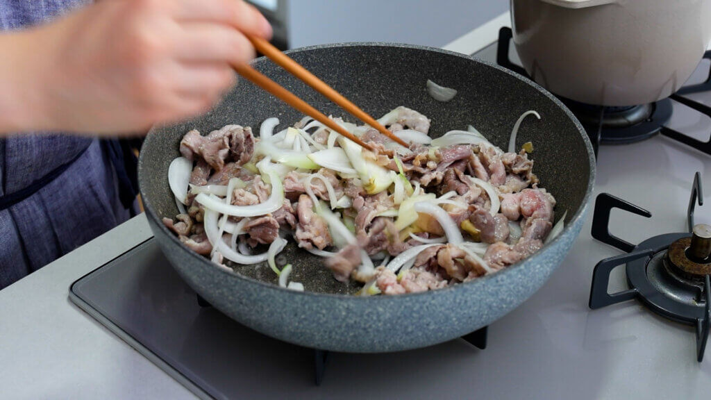 さっぱり美味しい◎夏野菜と豚肉のレモン塩麹炒めのレシピと作り方。料理研究家・フードコーディネーター藤井玲子のレシピサイト。れこれしぴ