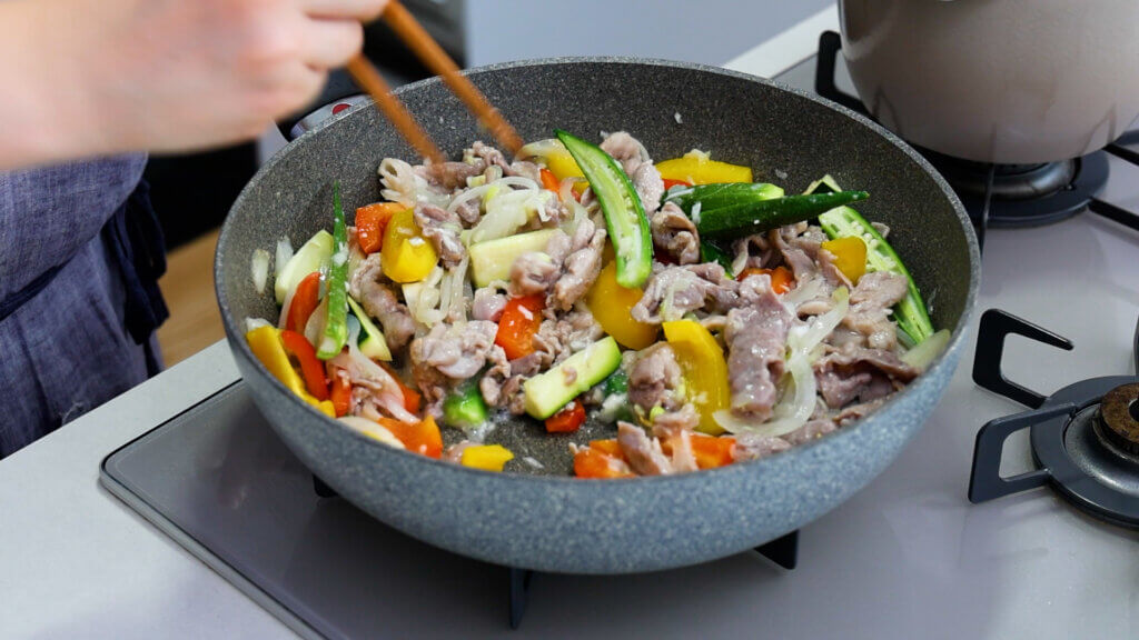 さっぱり美味しい◎夏野菜と豚肉のレモン塩麹炒めのレシピと作り方。料理研究家・フードコーディネーター藤井玲子のレシピサイト。れこれしぴ