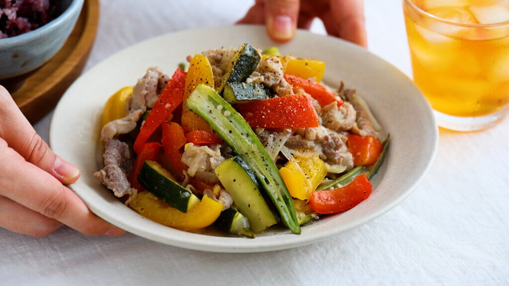 さっぱり美味しい◎夏野菜と豚肉のレモン塩麹炒めのレシピと作り方。料理研究家・フードコーディネーター藤井玲子のレシピサイト。れこれしぴ