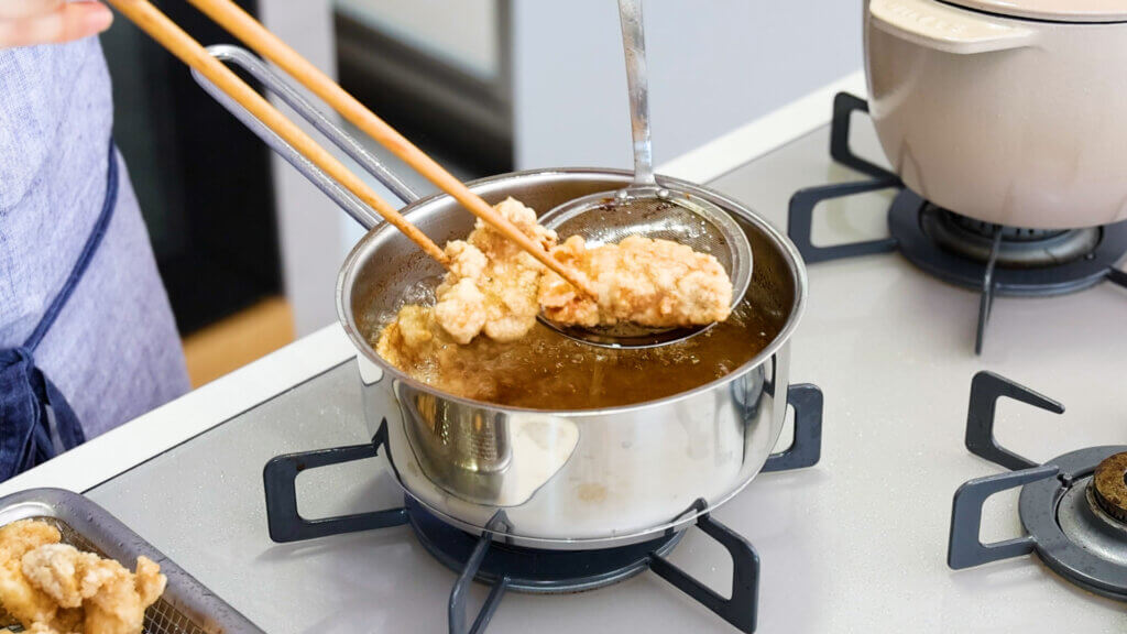 トマトだれでさっぱり！夏野菜の油淋鶏のレシピと作り方。料理研究家・フードコーディネーター藤井玲子のレシピサイト。れこれしぴ