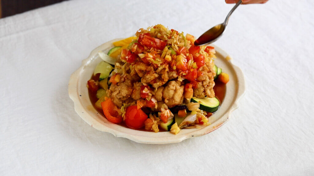 トマトだれでさっぱり！夏野菜の油淋鶏のレシピと作り方。料理研究家・フードコーディネーター藤井玲子のレシピサイト。れこれしぴ