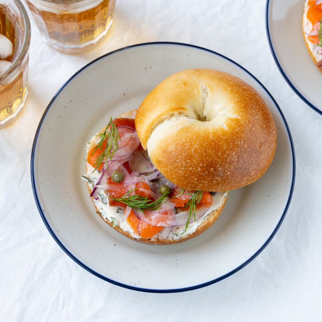 スモークサーモンのベーグルサンド