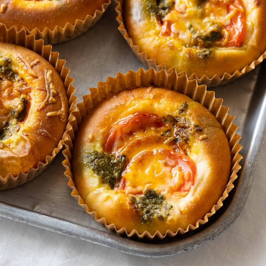 とろ〜りジューシー!マルゲリータ風ピザパンのレシピ・作り方。料理研究家・フードコーディネーター藤井玲子のレシピサイト。れこれしぴ