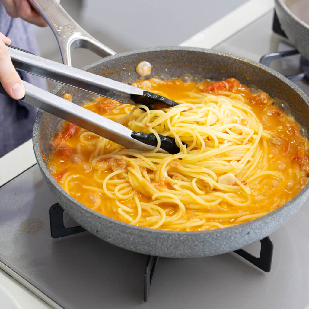 旨みたっぷり◎トマトとツナのオイルパスタのレシピ・作り方。料理研究家・フードコーディネーター藤井玲子のレシピサイト。れこれしぴ
