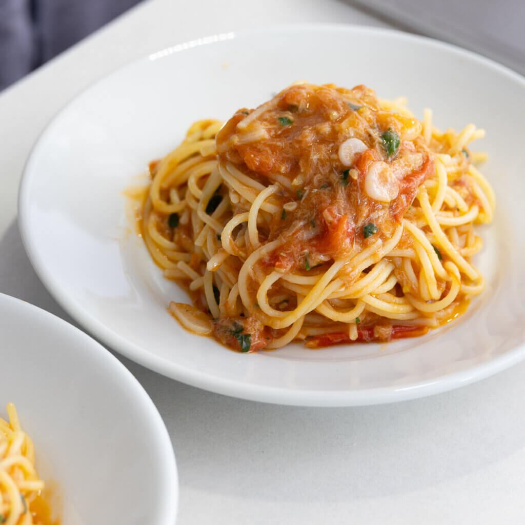 旨みたっぷり◎トマトとツナのオイルパスタのレシピ・作り方。料理研究家・フードコーディネーター藤井玲子のレシピサイト。れこれしぴ